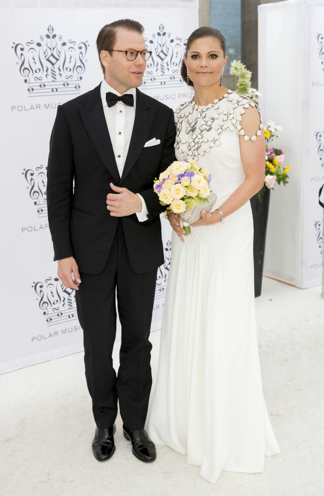 STRÅLTE I HVITT: Kronprinsesse Victoria og prins Daniel strålte side om side da de ankom The Polar Music Prize i Stockholm tidligere denne måneden. Foto: Danapress STRÅLTE I HVITT: Kronprinsesse Victoria og prins Daniel strålte side om side da de ankom The Polar Music Prize i Stockholm tidligere denne måneden. Foto: Danapress